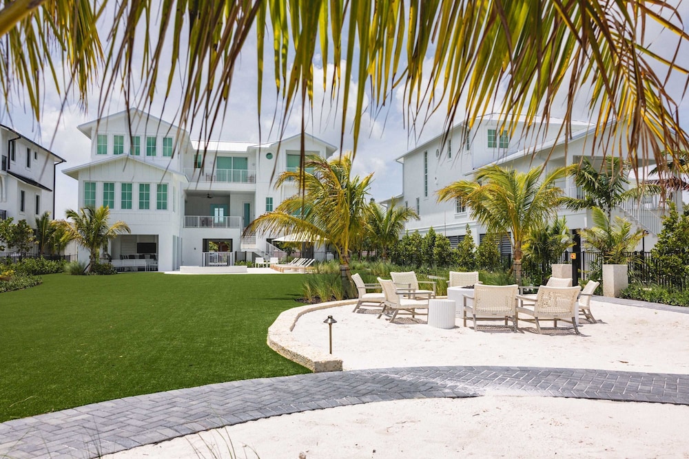 New Waterfront Home - Dreamside House