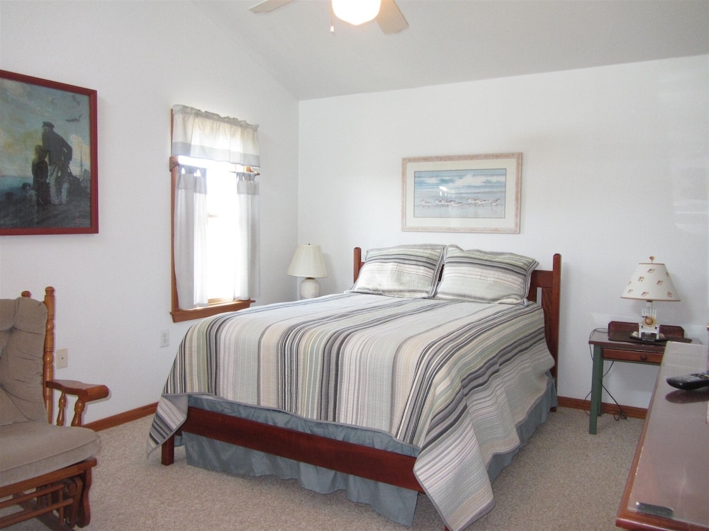 The Baited Hook 4 Bedroom Cottage by RedAwning view 3