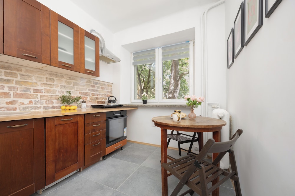Traditional Warsaw Apartment by Renters