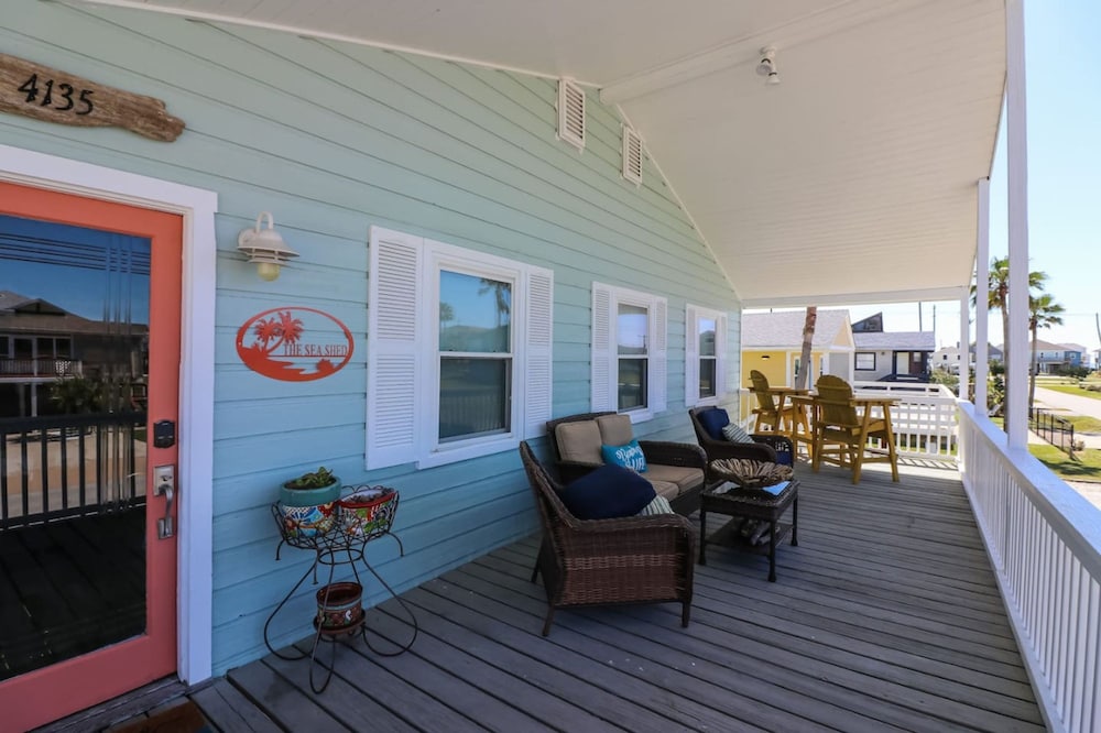 Home Lounge and Arcade Close to Beach and Marina