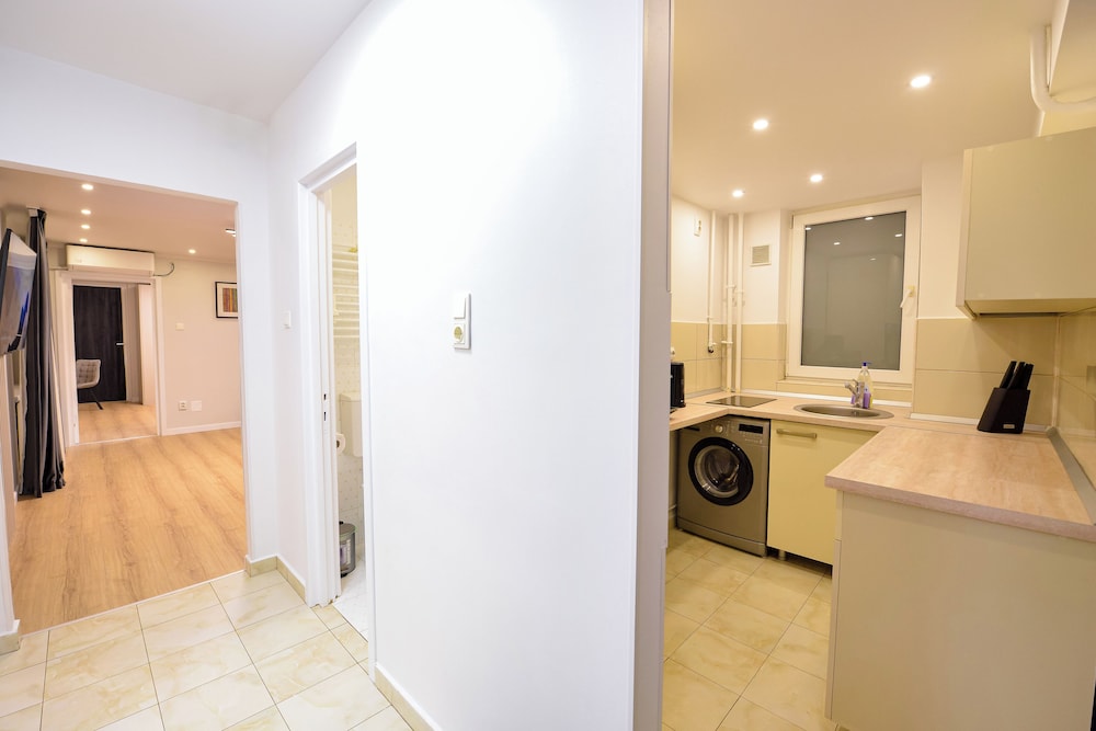 Libra Apartment - Two Bedrooms - 5 Guests - Next To Cismigiu Gardens