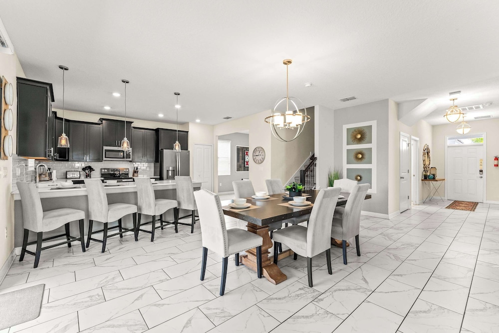 Resort Vibes At Championsgate - Home for 14 With Private Lanai