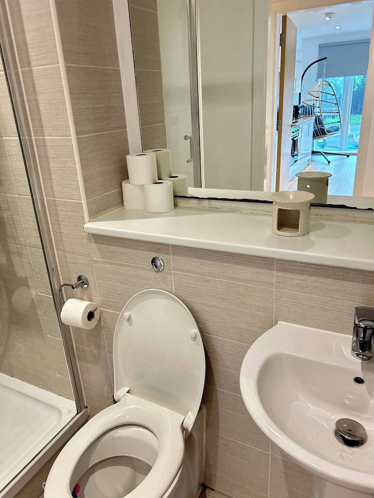Spacious MCR Apartment - Gym - Terrace - Games Room - Free Secured Parking