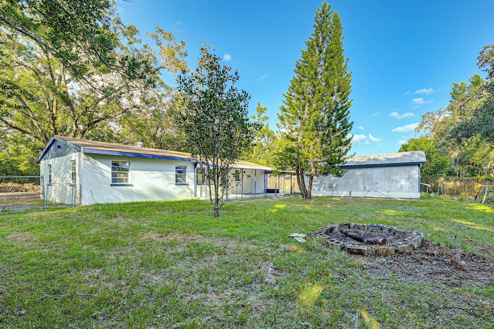 3 Mi to Usf: Chic Home w/ Yard in Tampa!
