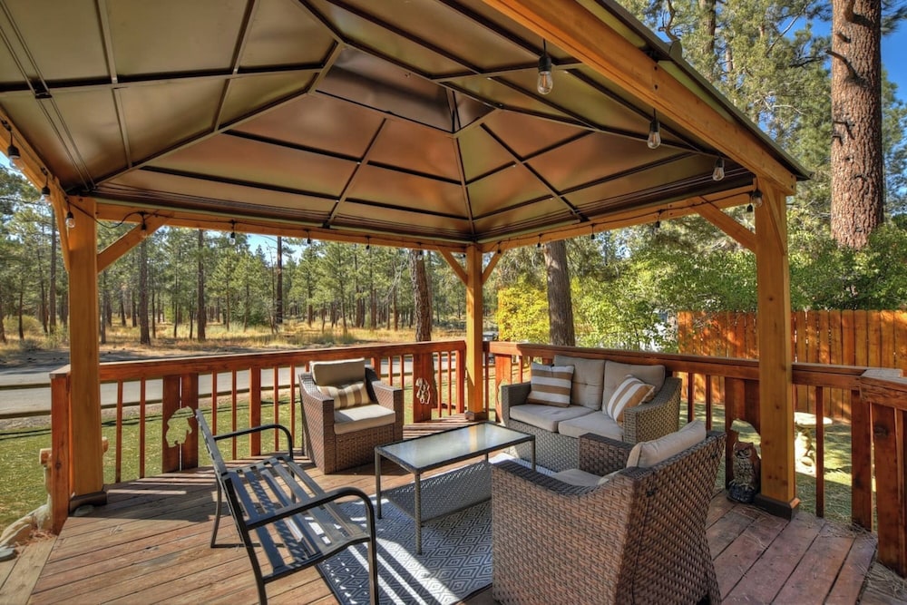 88 Acres Cottage in Big Bear w HotTub