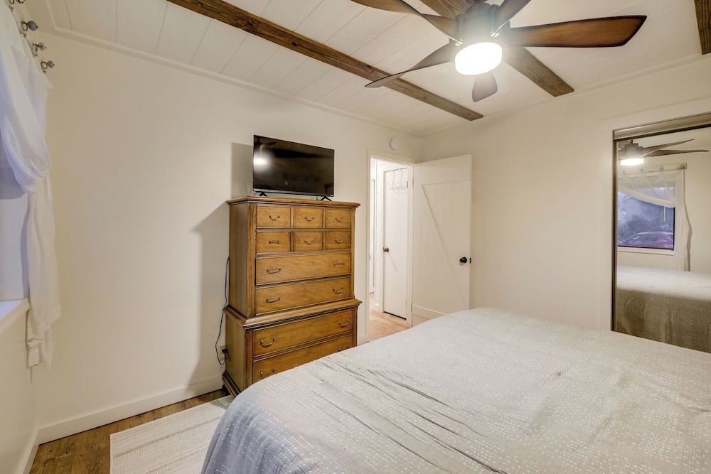 Waterfront Escape w/ Hot tub & Dock in Eatonton!