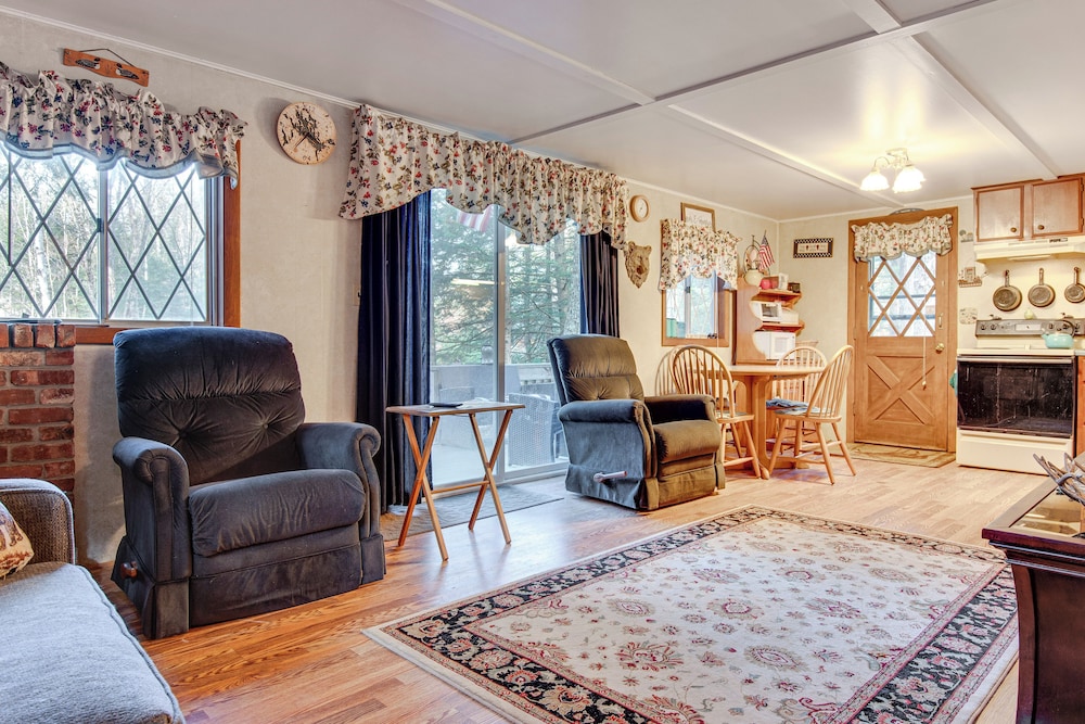 < 1 Mi to Lake Winnipesaukee: Family Winter Escape