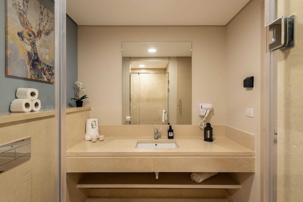 Xuru Stays I Exotic 1bdr w/ Outdoor Terrace Pool & Beach Access