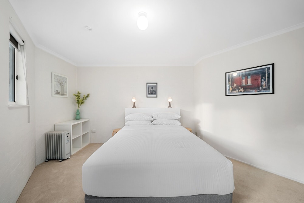 Stylish 1-bed Stay With Balcony & Study