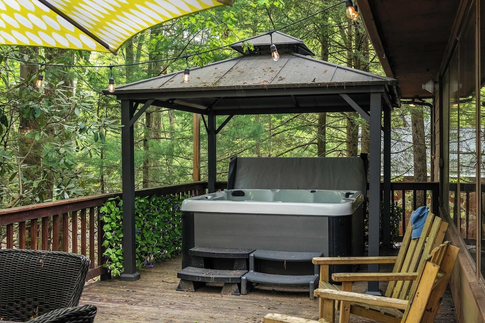 The Horseshoe Hideaway Lake Harmony Cabin w/ Hot Tub & Game Porch