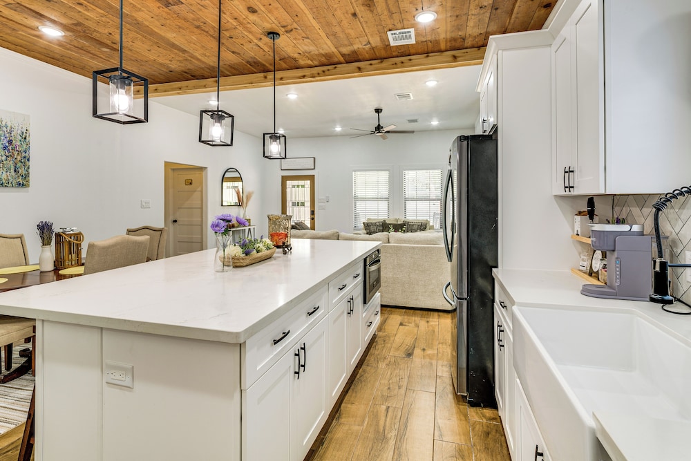 1 Mi to Dtwn Brenham! 'the Bell & Bloom Cottage'