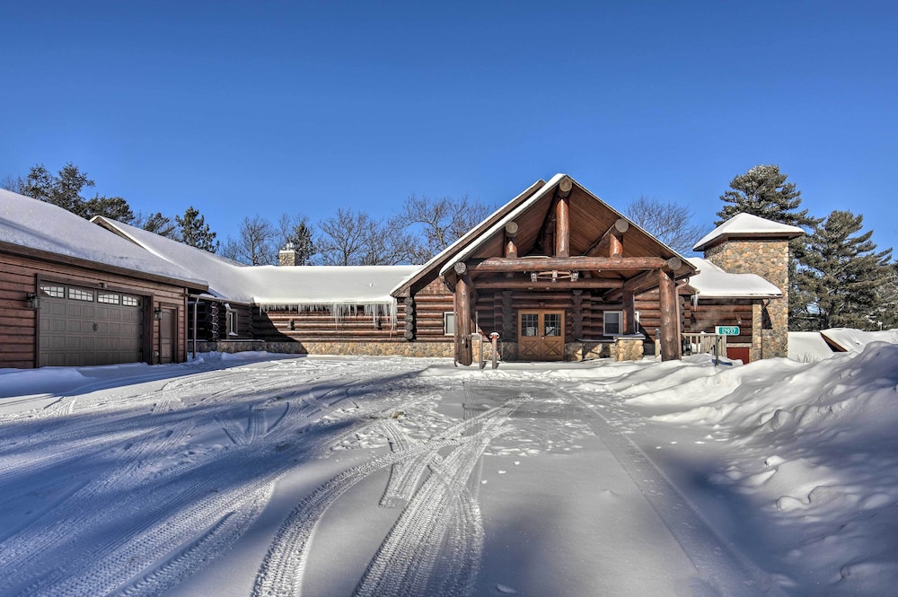 Lakefront Cabin w/ Proximity to Attractions!