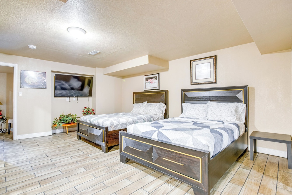 Hike, Explore & More: Aurora Retreat w/ Yard
