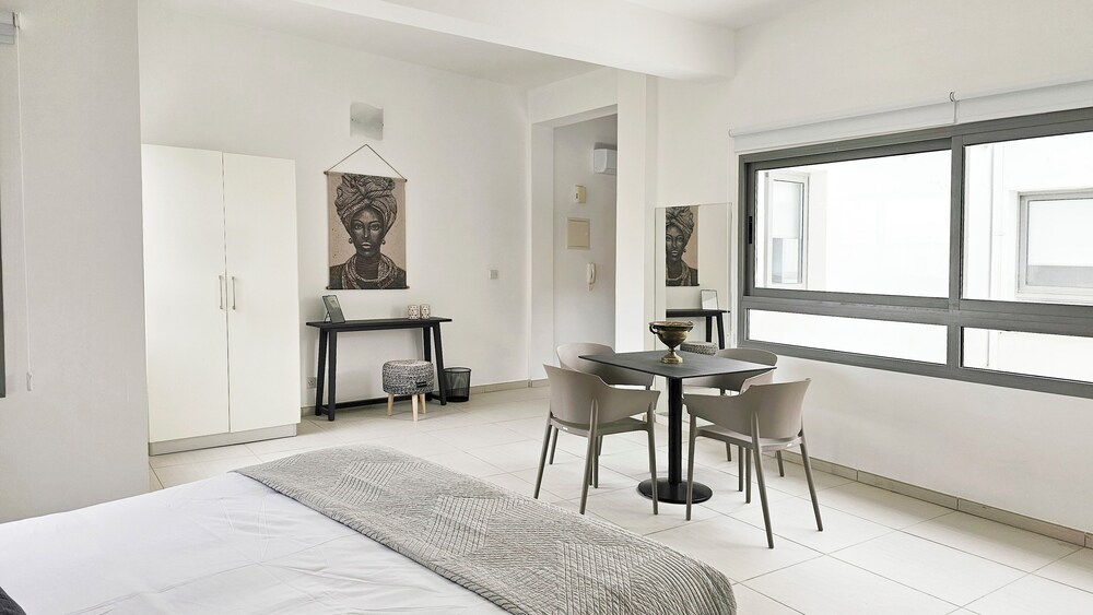 Phaedrus Living: Ledras Residences 201