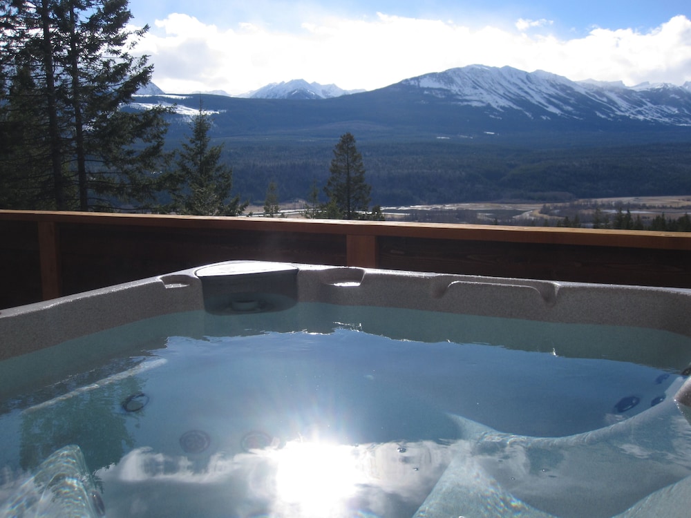 Cedar House Restaurant & Chalets - Image 5