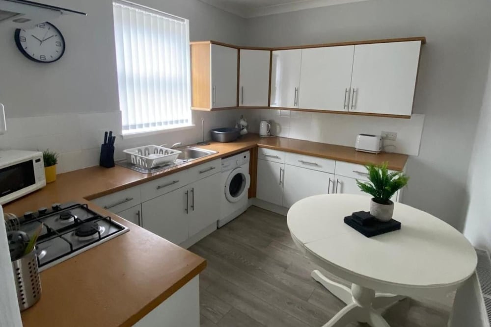 House - Sleeps 6 - Pet Friendly - Parking