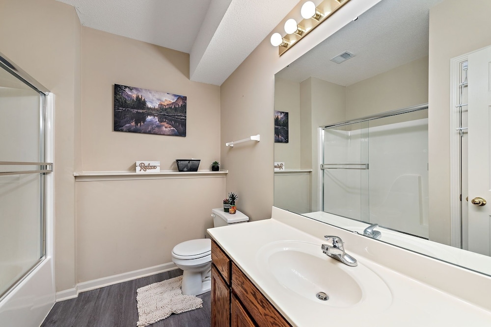 Beautiful Townhome 11 Minutes To Downtown 3 Bedroom Townhouse