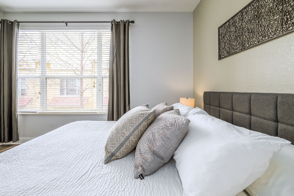 Casa Bella Townhome 3 Bedroom Condo by RedAwning