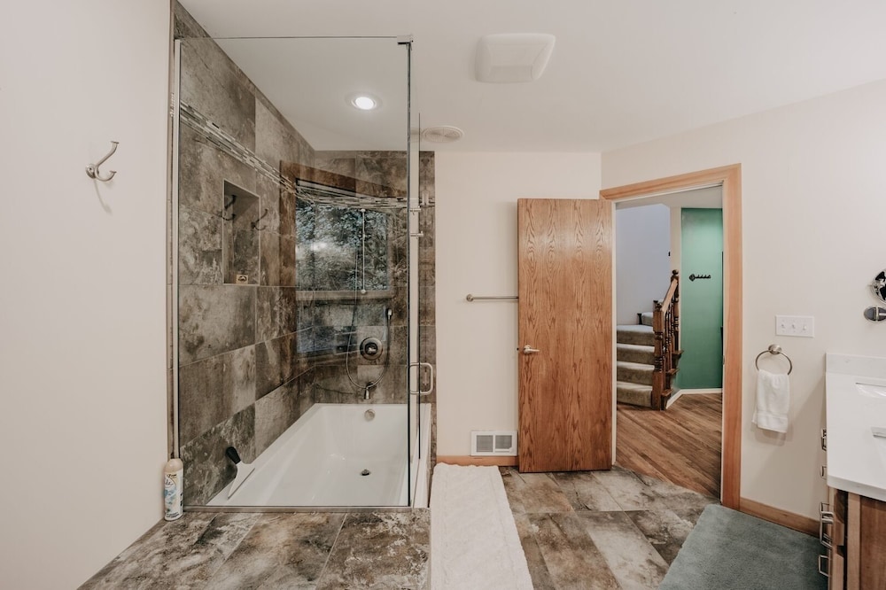 13sl - Hot Tub - Pets Ok - Wifi - Sleeps 8 2 Bedroom Home by RedAwning