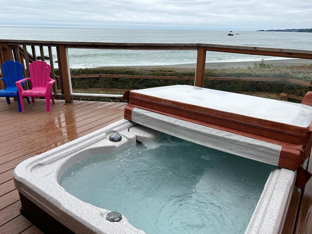 Oceanfront Cabin 3 w Jacuzzi Impressive Views