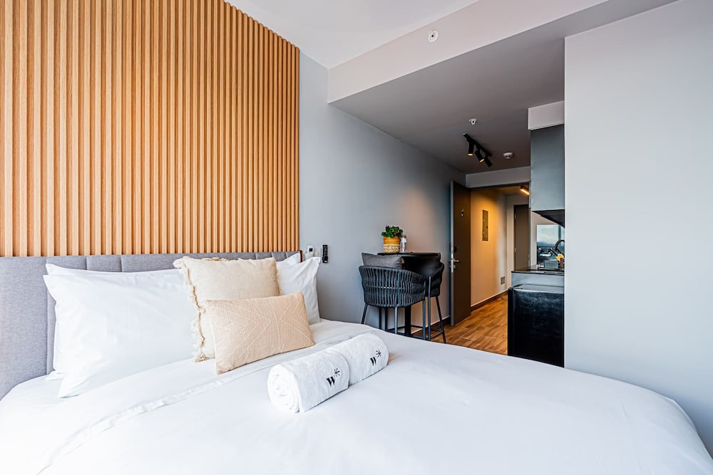 w Sophisticated 1BR w Great Deco in Centriqo