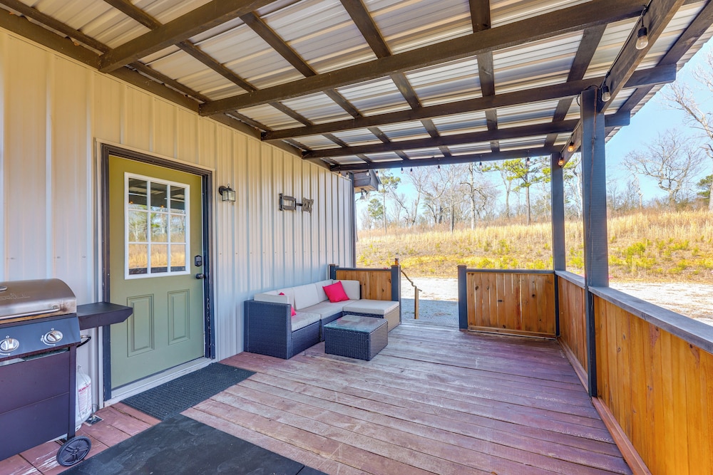 Peaceful Cabin w/ Mtn Views & Grill in Altoona!