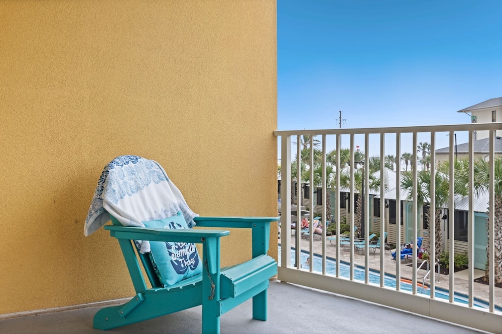 Fall Retreat Condo w Heated Pool Hot tub Pier Pk
