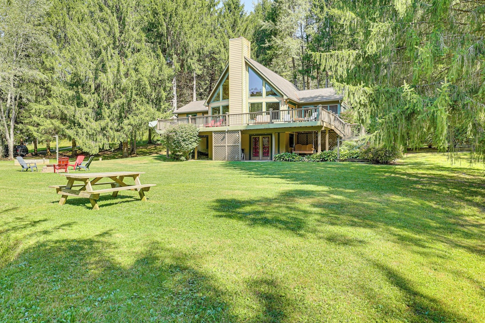 23 Mi to Mohican SP: Group-ready Lodge w/ Hot Tub