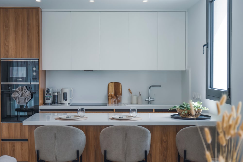 Elegant 2-bedroom Apt With Private Terrace