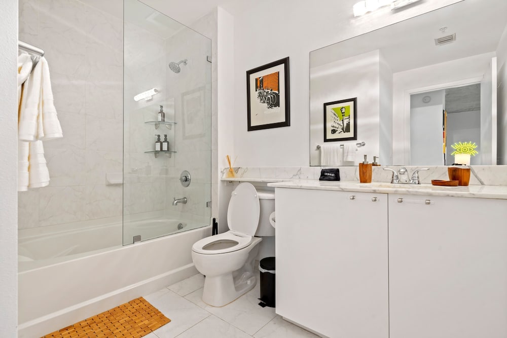 Stylish City Loft Downtown Steps to Bayfront Park