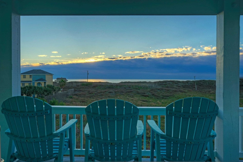 Coastal Soiree Ocean Views, Game Room, & Steps From Port Aransas Beaches