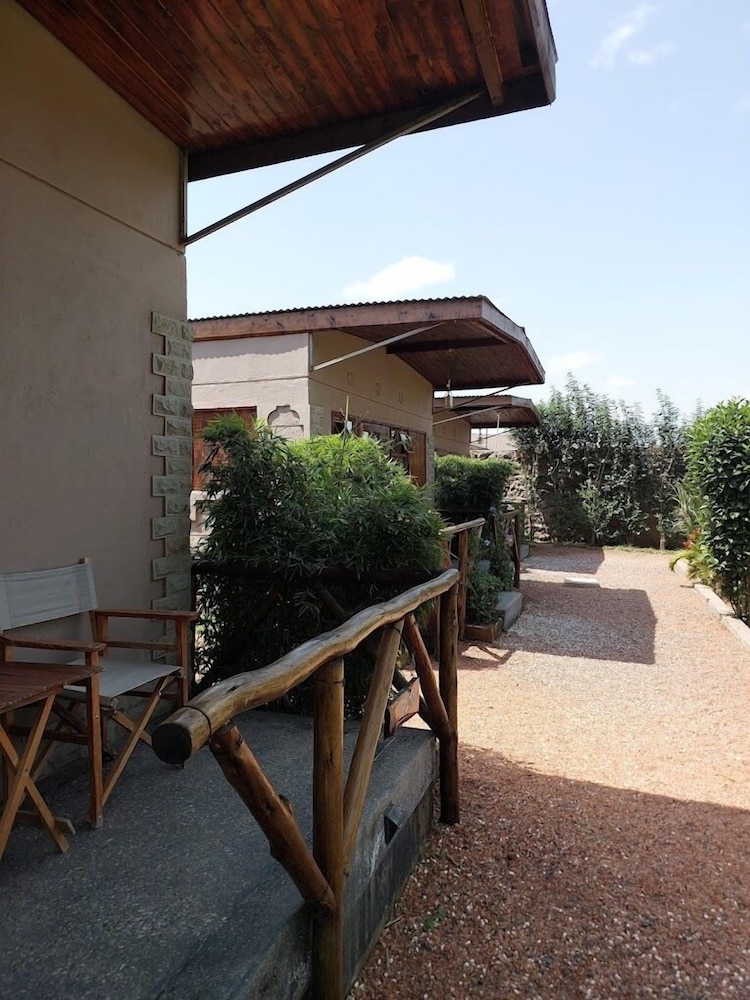 Emirishoi Cottages & Garden Bistro