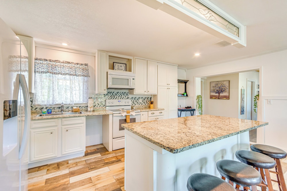 4 Mi to Beach: Spacious Fort Walton Beach Retreat!
