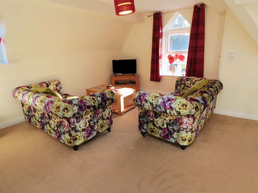 Carisbrooke House, Apartment 6 view 2