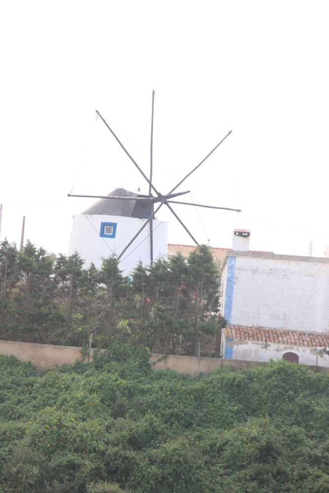Ericeira Chill Hill Hostel & Private Rooms - Peach Garden