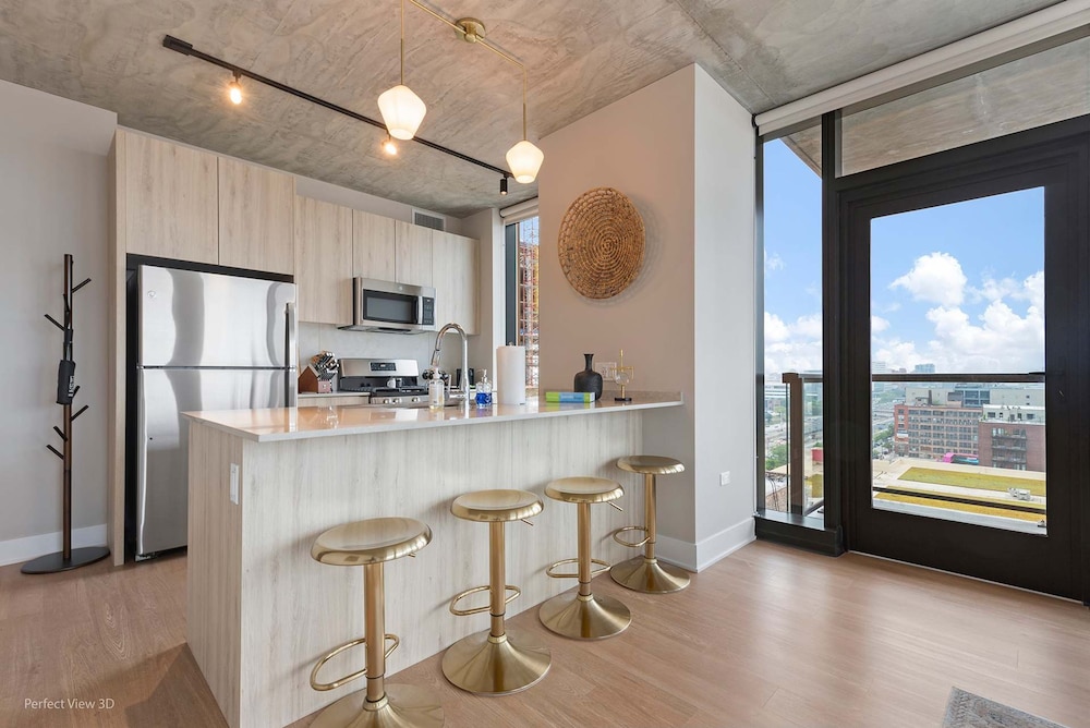 West Loop Duo 2 Stylish 2brs Walk to Dining
