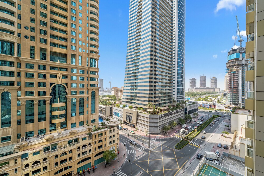 Heart of Dubai Marina-Clos to Tram Metro