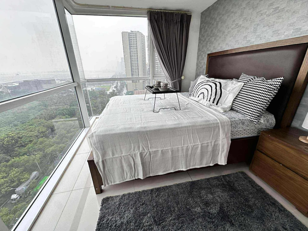 Breeze Residences Condos