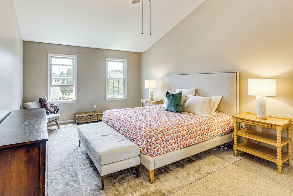 5 Mi to Dtwn York: Spacious Family Home