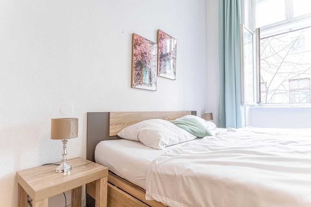 Simple 1BR Apt Long Stay Near Belvedere