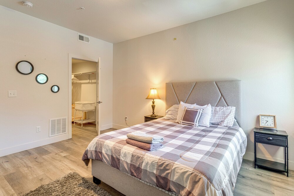 Pet-friendly Condo w/ Balcony ~ 17 Mi to Denver