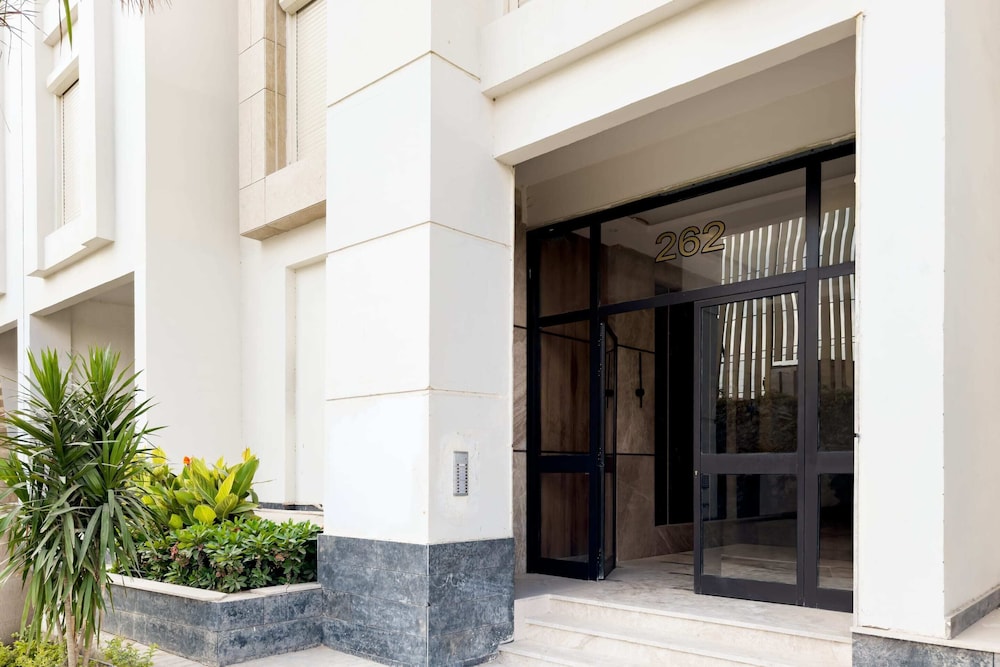 Ample & Artistic 2bdr Apt. 5 min to CAI Airport