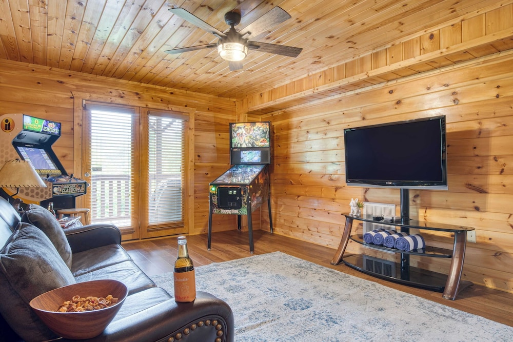 Triple Mountain View by Avantstay: Hot Tub, Game Room & Stunning Smoky Mountain Views