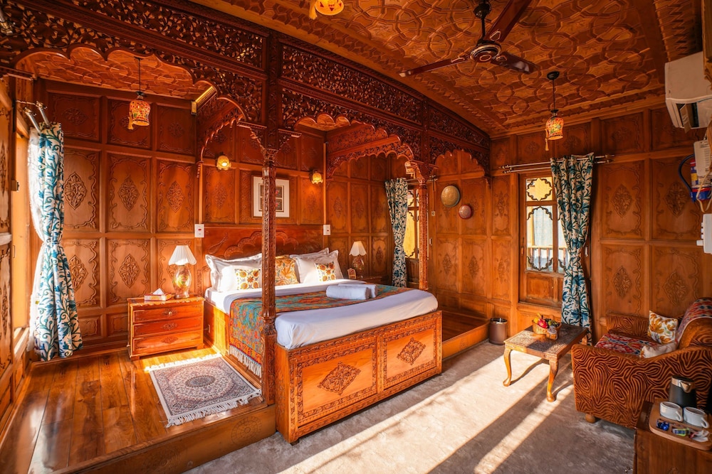 Moustache Houseboat Srinagar