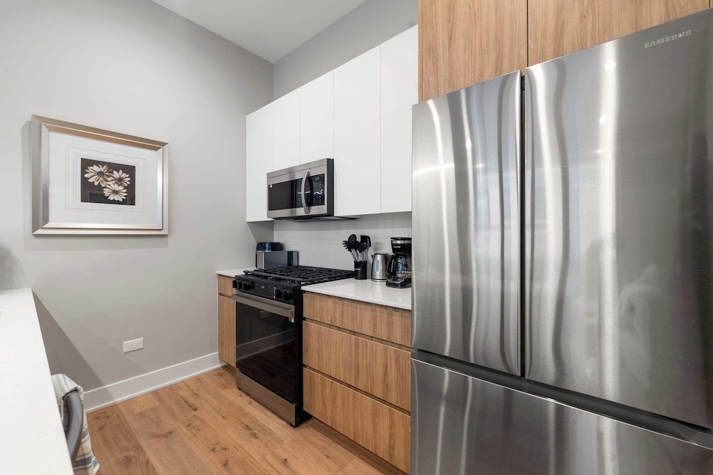 Edgewater Modern 2BR Steps to Lake City Views