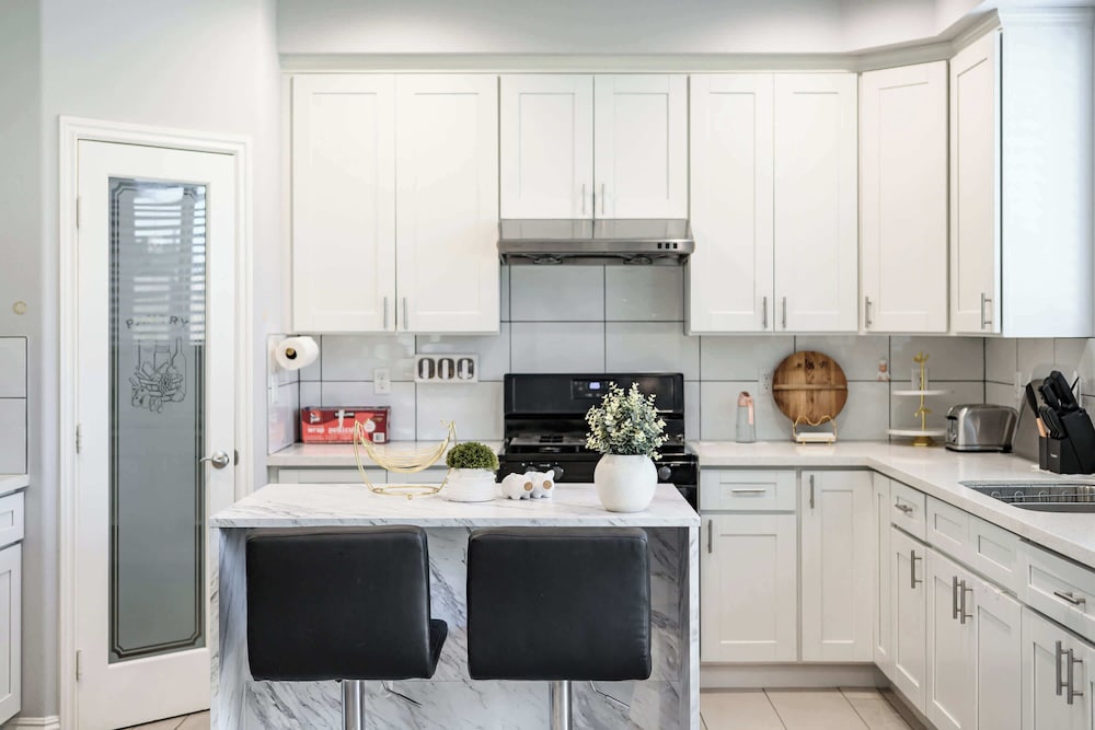 Modern Spacious Home Bright, Family Group Friendly