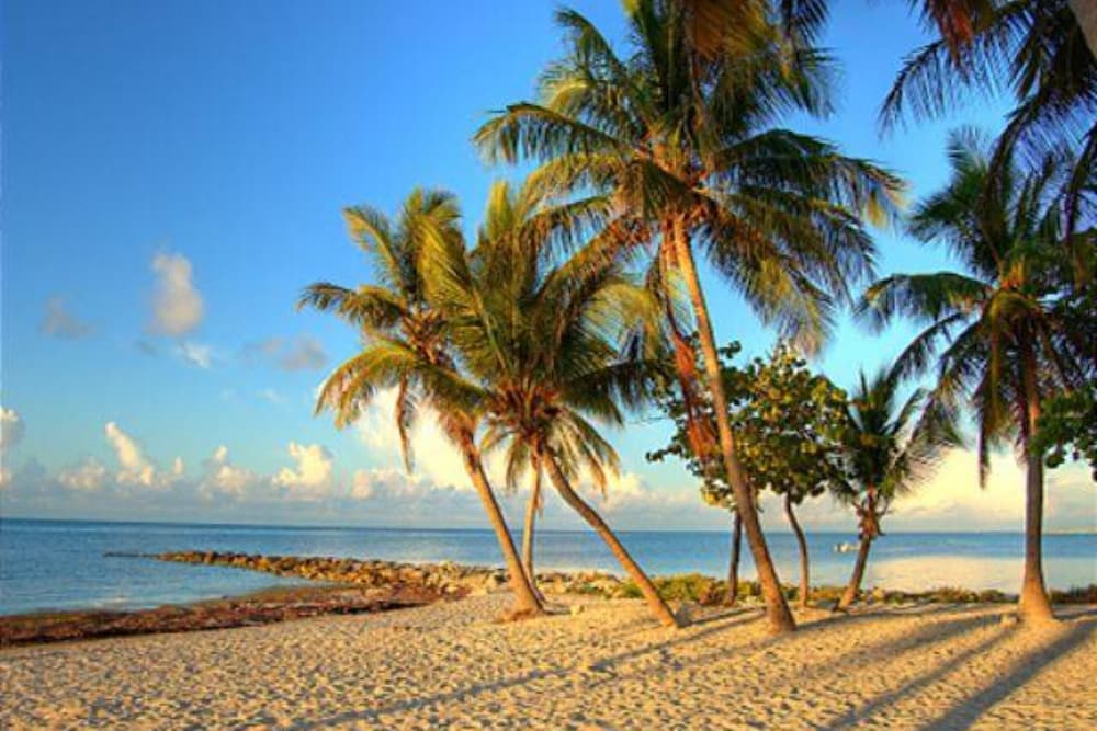 Dune Wind South by Avantstay Communal Pool & Hot Tub Gated Community Close to Smathers Beach Month Long Stays Only view 5