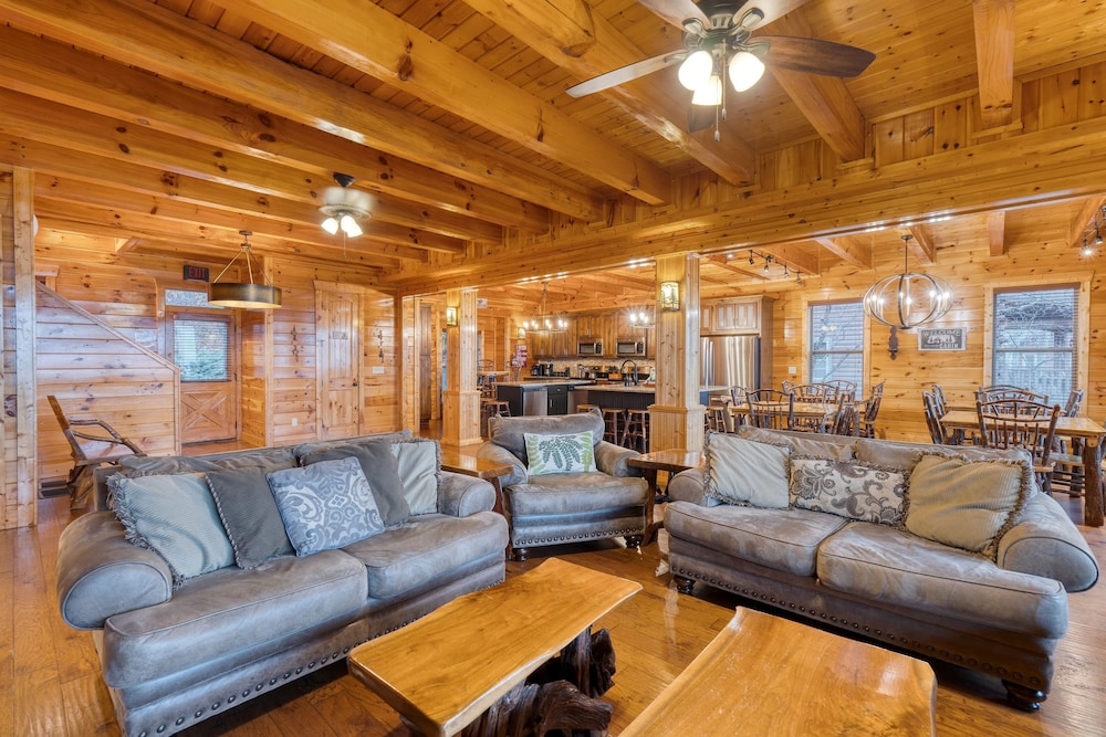 Grand View Lodge Panoramic Views Hot Tubs Game Room Theater Sleeps 56 Guests