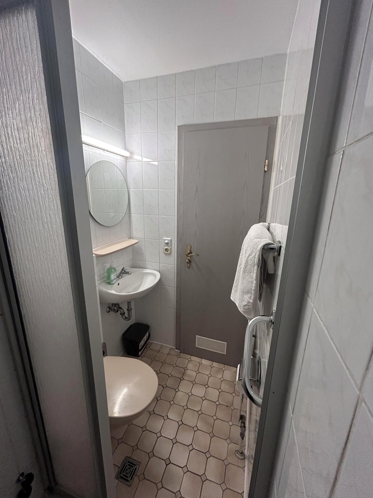 2-Rent Group Hostel Rooms AUB162