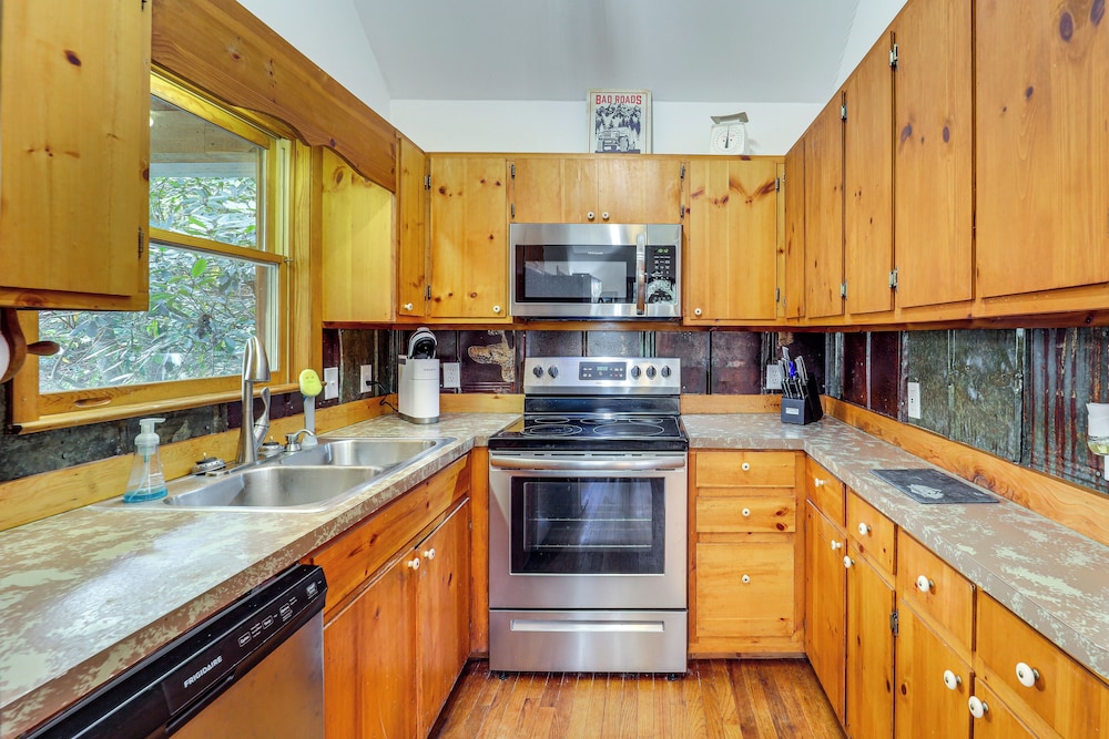 10 Mi to Sugar Mtn: Blue Ridge Family Cabin